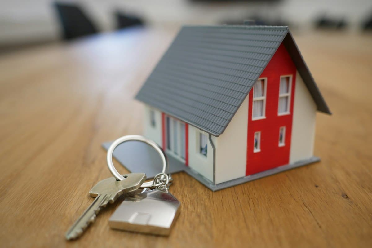Mortgage Rates Today: Central Bank Interest Rate Cuts, Fixed vs Variable Loans & Housing Market Outlook